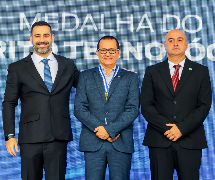 Foto (da esquerda para direita: Presidente do PRODERJ, Lúcio Camilo, presidente da ABEP-TIC, Francisco Barbosa e Feu Braga, Secretário de Transformação Digital do RJ.